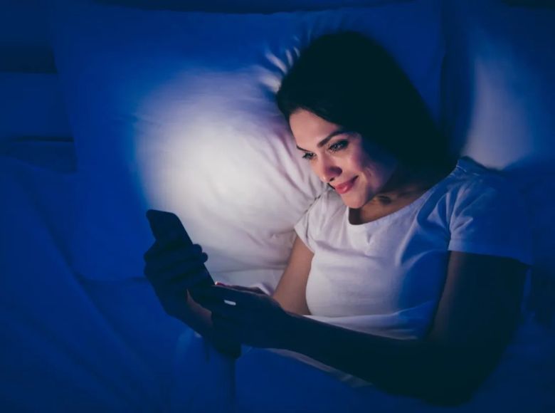 có nên bôi kem chống nắng khi ở trong nhà