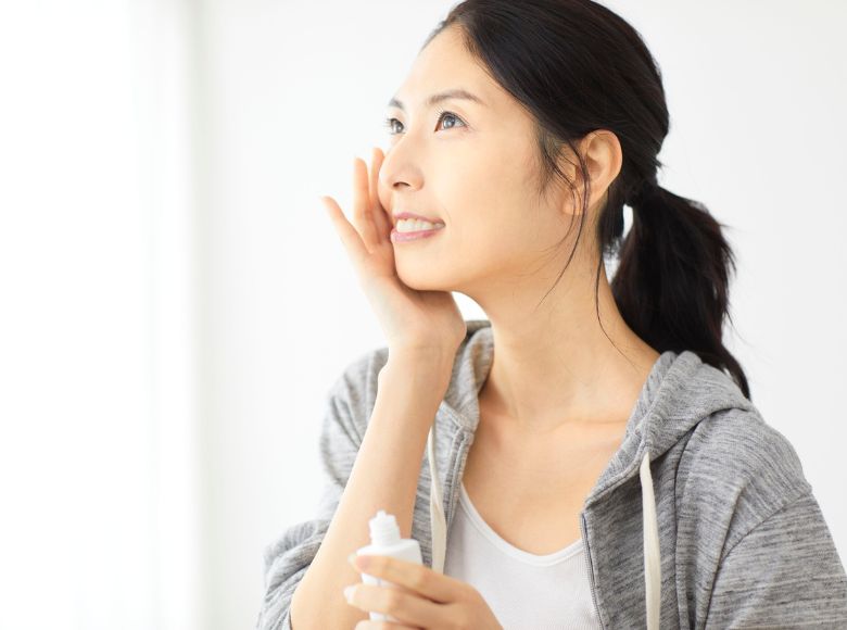 có nên bôi kem chống nắng khi ở trong nhà