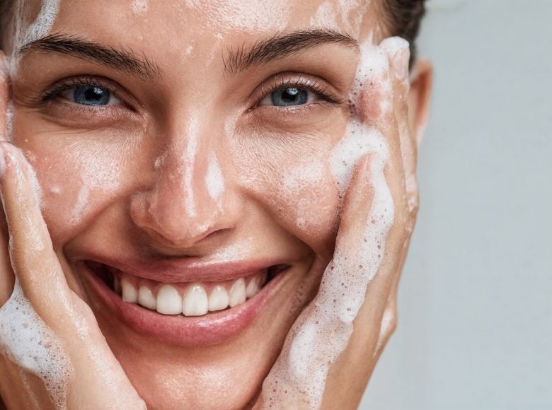 dùng dầu tẩy trang xong có cần rửa mặt không