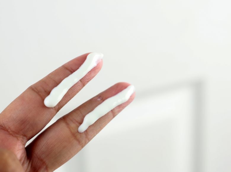 2 đốt ngón tay là lượng kem chống nắng vừa đủ cho vùng mặt