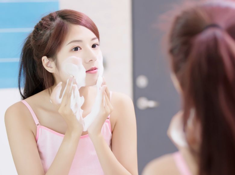 tại sao sáng ngủ dậy mặt nhiều dầu